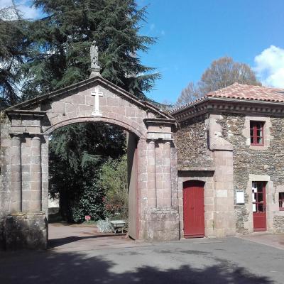 le porche de l'Abbaye de Belle Fontaine